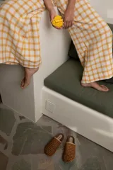 Pantalón de lino italiano con estampado escocés en tonos marrón, beige, amarillo y naranja. De tiro medio alto y corte oxford.