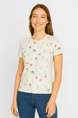 Remera de manga corta color amarillo con estampado de motivos veraniegos en tonos naranja y verde.
