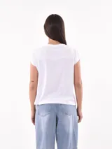 Remera blanca de corte recto y mangas cortas.