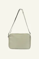 Bandolera color beige con correa larga regulable. Cuenta con múltiples bolsillos con cierre y logo de la marca en etiqueta negra.