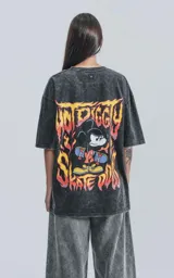 Remera negra con efecto nevado, cuello redondo y calce oversize. Estampado frontal de Mickey Mouse con una patineta.