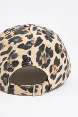 Gorra de gabardina con estampado animal print y logo bordado en el frente.