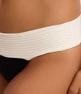 Conjunto de bikini de microfibra texturizada, con corpiño bandeau con breteles finos y bombacha con cintura ancha contrastante.