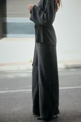 Pantalón ancho de punto color gris oscuro, con cintura elástica y tiro alto.