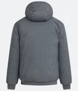 Campera deportiva azul marino con capucha ajustable, cuello alto, cierre frontal con cremallera y bolsillos laterales con cremallera.