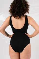 Malla entera con aro en escote y detalles de aperturas en los costados, confeccionada con fibra LYCRA® XTRA LIFE™.