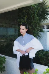 Blusa de mangas globo confeccionada en denim celeste con canesú de encaje negro y detalles de puntilla negra.