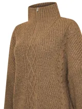 Sweater gris de tejido de punto con cuello alto con medio cierre y diseño de trenzas en el frente.