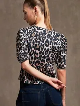 Blusa de animal print con escote en forma de cerradura y mangas abullonadas.