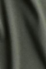 Remera verde militar de manga larga, con escote bote y corte ajustado.