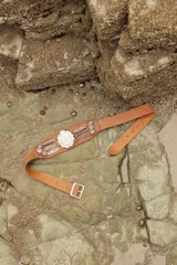 Cinturón tipo rastra color camel con escudo de Uruguay, ideal para complementar outfits.