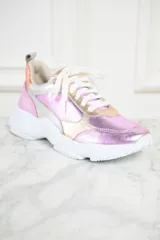 Zapatillas deportivas con exterior metalizado en tonos rosa, dorado y plateado. Cordones blancos y suela chunky blanca.