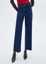 Pantalón de jean azul oscuro, corte culotte, tiro alto y bajo desflecado.