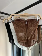 Corset blanco con encaje floral, corte strapless y ballenas verticales.