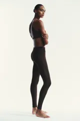 Calza capri de lycra color marrón oscuro, tiro alto y tejido combinado en tul a tono.