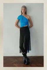 Falda midi de microtul negro con abertura frontal y lazos laterales ajustables.