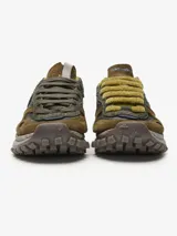 Zapatillas deportivas de corte bajo en color verde oliva, con detalles en tonos oscuros y suela gruesa.