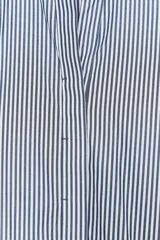Camisa de manga larga con cuello mao y cierre frontal con botones ocultos. Diseño a rayas verticales azules y blancas.
