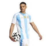Camiseta de fútbol Adidas de la Selección Argentina, modelo titular 2024. Diseño a rayas verticales celestes y blancas con detalles dorados en logos y escudo.