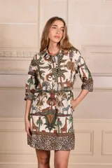 Vestido camisero corto de algodón con estampado de animales de la selva, cuello camisero, mangas 3/4 y cierre frontal con botones.
