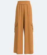 Pantalón pantalona color marrón, de lino y viscosa, con cintura elástica, bolsillos laterales y corte amplio.
