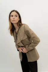 Chaqueta de estilo contemporáneo en color tostado, con cuatro bolsillos aplicados y diseño elegante.