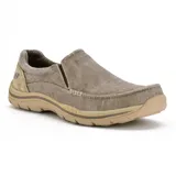 Mocasines Skechers Relaxed Fit Expected Avillo color beige, de lona tejida con efecto deslavado y capas superpuestas de ante. Cuenta con plantilla Memory Foam, paneles elásticos laterales y suela de goma.