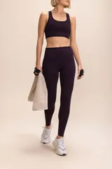 Top deportivo de lycra color morado, de impacto medio, con breteles anchos y banda elástica en el bajo busto.