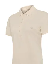 Remera de piqué color beige, con cuello polo, manga corta y ajuste con botones.
