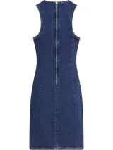 Vestido corto de denim azul, corte ajustado, sin mangas, con cierre metálico en la espalda y costura central en el frente.