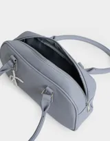 Bandolera tipo baguette color celeste con doble asa corta de mano y charm decorativo de moño de perlas y corazón de metal.