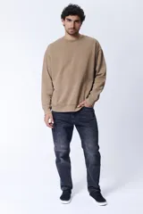 Pantalón jean negro de corte recto con efecto vintage.