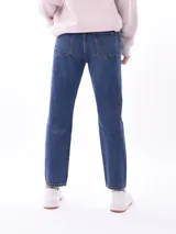 Jean de mujer modelo Mom, color azul oscuro, tiro alto y corte recto.