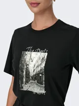 Remera negra de corte recto y mangas cortas, con estampa rectangular de una calle antigua en blanco y negro.