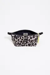 Neceser de estructura blanda, color negro y blanco, con estampado de leopardo. Posee cierre de cremallera y bolsillo interior.