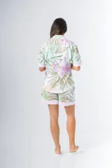 Conjunto de pijama de algodón a rayas verticales rosas y blancas, con detalles en celeste. Incluye camisa de manga corta con botones y bolsillo en el pecho, y shorts con cintura elástica.