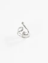 Anillo de acero quirúrgico hipoalergénico con diseño de ondas suaves, ajustable al talle.
