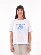Remera color ladrillo con estampado de olas y texto "Waves of Life" en blanco.