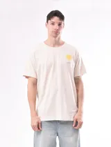 Remera color beige con estampado pequeño en el pecho.