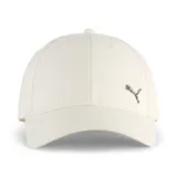 Gorra de béisbol color arena con logo metálico de Puma en el frente.