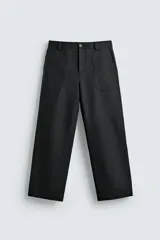 Pantalón negro de corte recto, con bolsillos frontales tipo parche y bolsillos traseros de ojal.