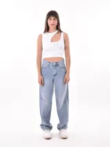 Musculosa color lila de corte ajustado, con diseño de tirantes asimétricos y textura de canalé.