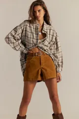 Short de tiro alto color marrón, con cierre frontal y bolsillos laterales.