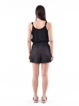 Short negro con cintura elastizada y bolsillos laterales.