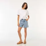 Short de jean celeste con bordados de flores blancas.