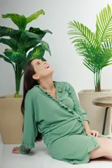 Bata kimono gris claro de algodón con volados en mangas y ruedo. Tiene mangas al codo y lazo de algodón para ajustar en la cintura.