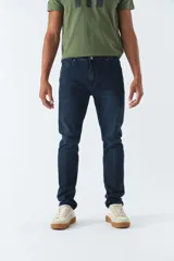 Pantalón de jean azul de corte recto, tiro medio, con logo bordado y presillas para cinturón.