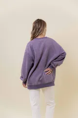 Sweater de mujer color lila con efecto lavado vintage, de calce oversize, cuello redondo y terminaciones acanaladas.