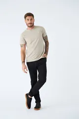 Pantalón chino de gabardina, color negro, con corte slim y logo bordado.
