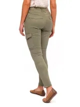Pantalón skinny cargo color verde oliva, con bolsillos laterales y tiro medio.